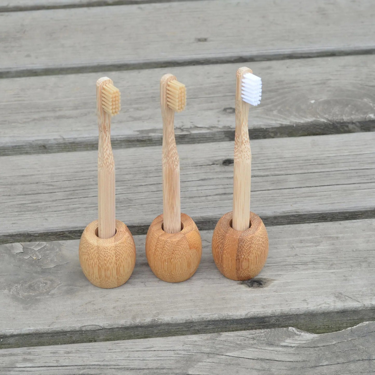 #COMBO OFERTA: Pack de 4 Cepillos de Dientes de Bambú + Soporte Eco Chic de Madera